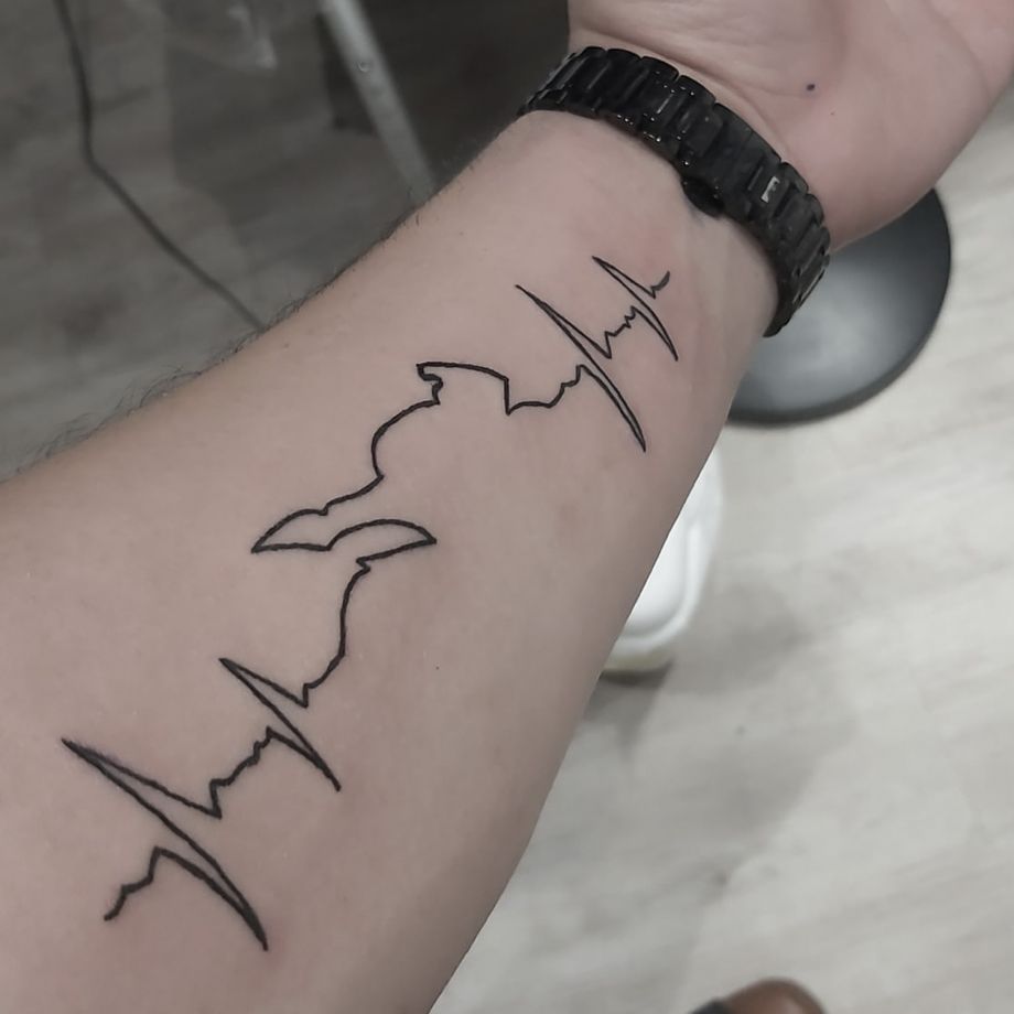 Tatuaje lineal de un electro con una moto