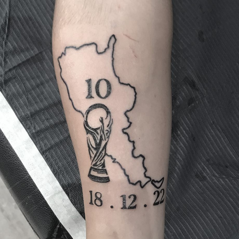 Tatuaje black work del mapa de Argentina con la copa del mundial de fútbol