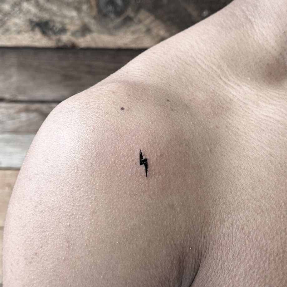 Tatuaje estilo black work del rayo de Harry Potter