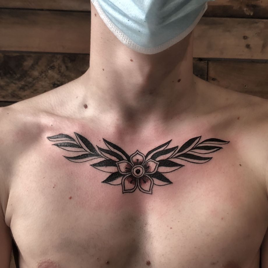 Tatuaje black work de una flor y unas hojas