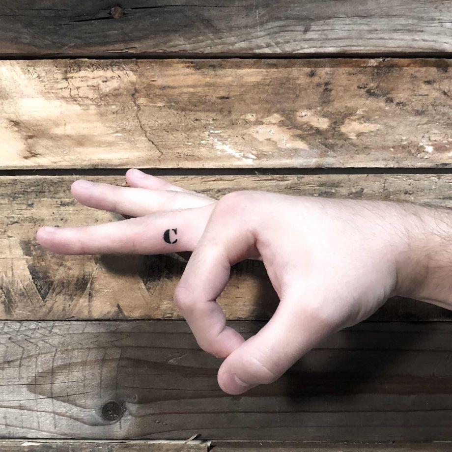 Tatuaje lettering de "C"