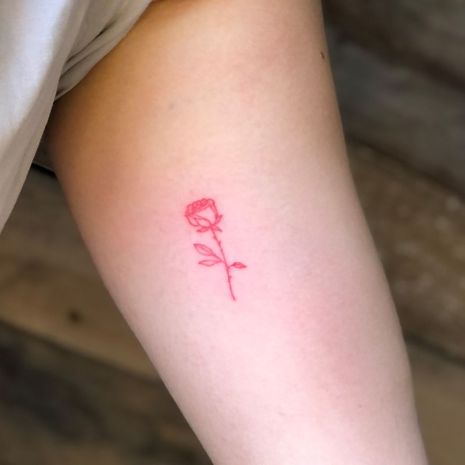 Tatuaje en fine line de una rosa roja