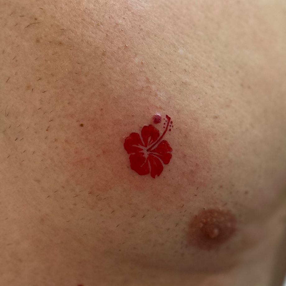 Tatuaje en rojo de una flor hawaiana