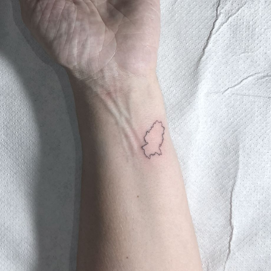 Tatuaje fine line del mapa de Ibiza