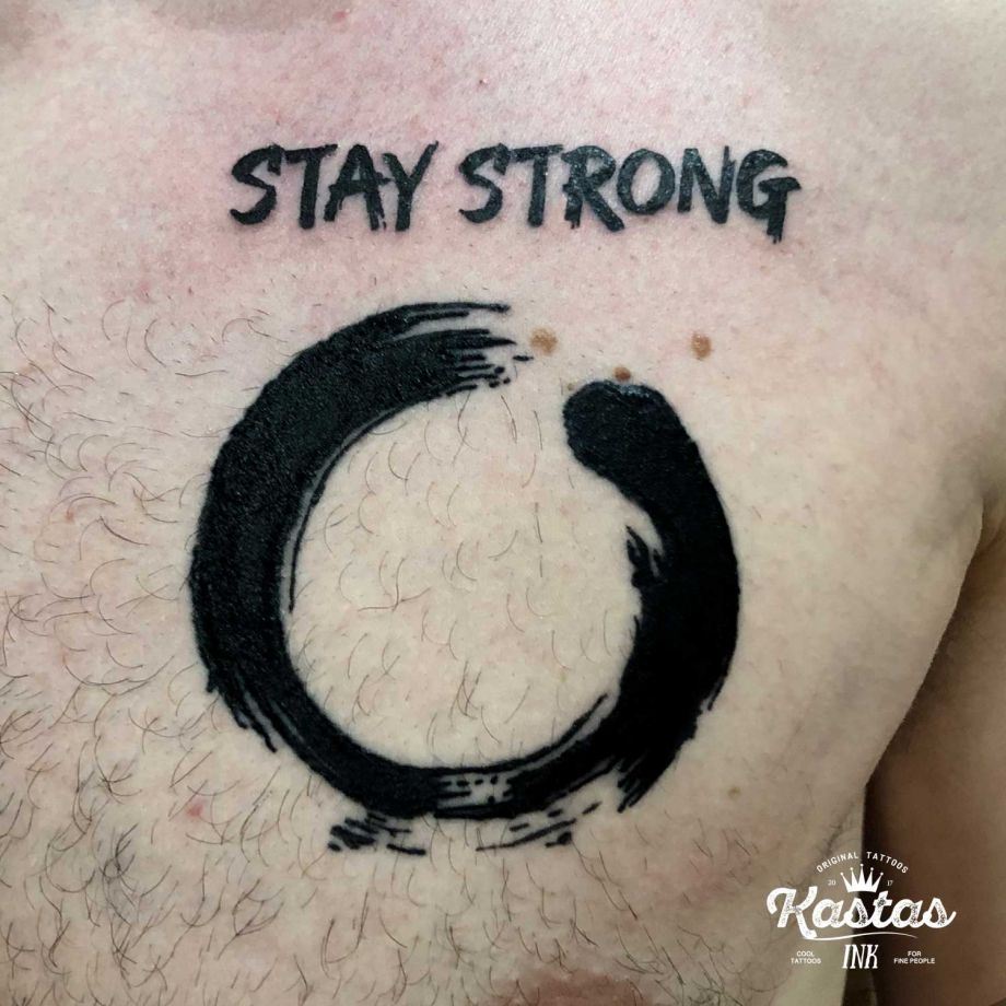 Tatuaje lettering "Stay  strong" y el círculo de Enzo