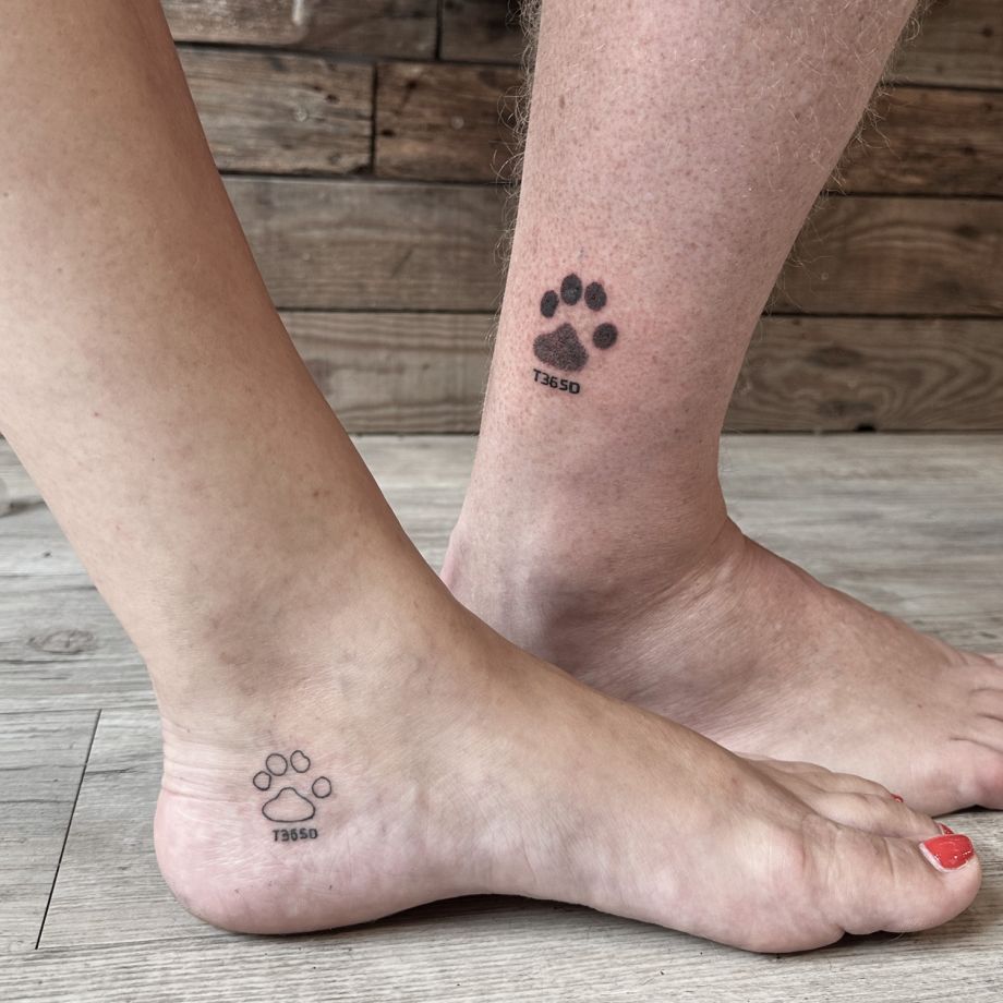 Tatuaje estilo black work de la huella de un perro