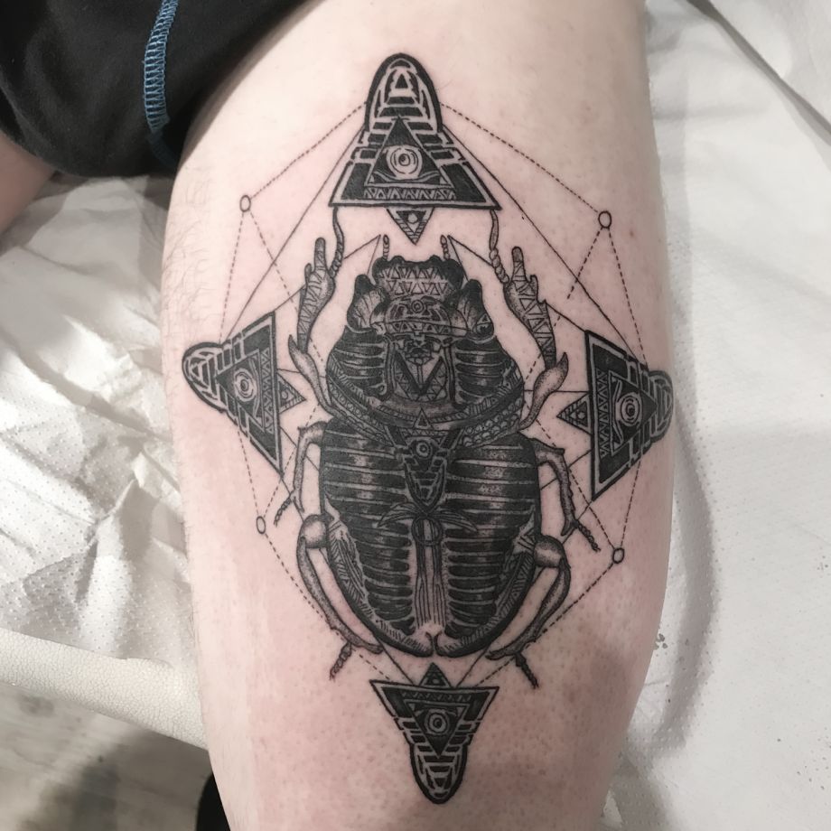 Tatuaje blackwork de un escarabajo egipcio