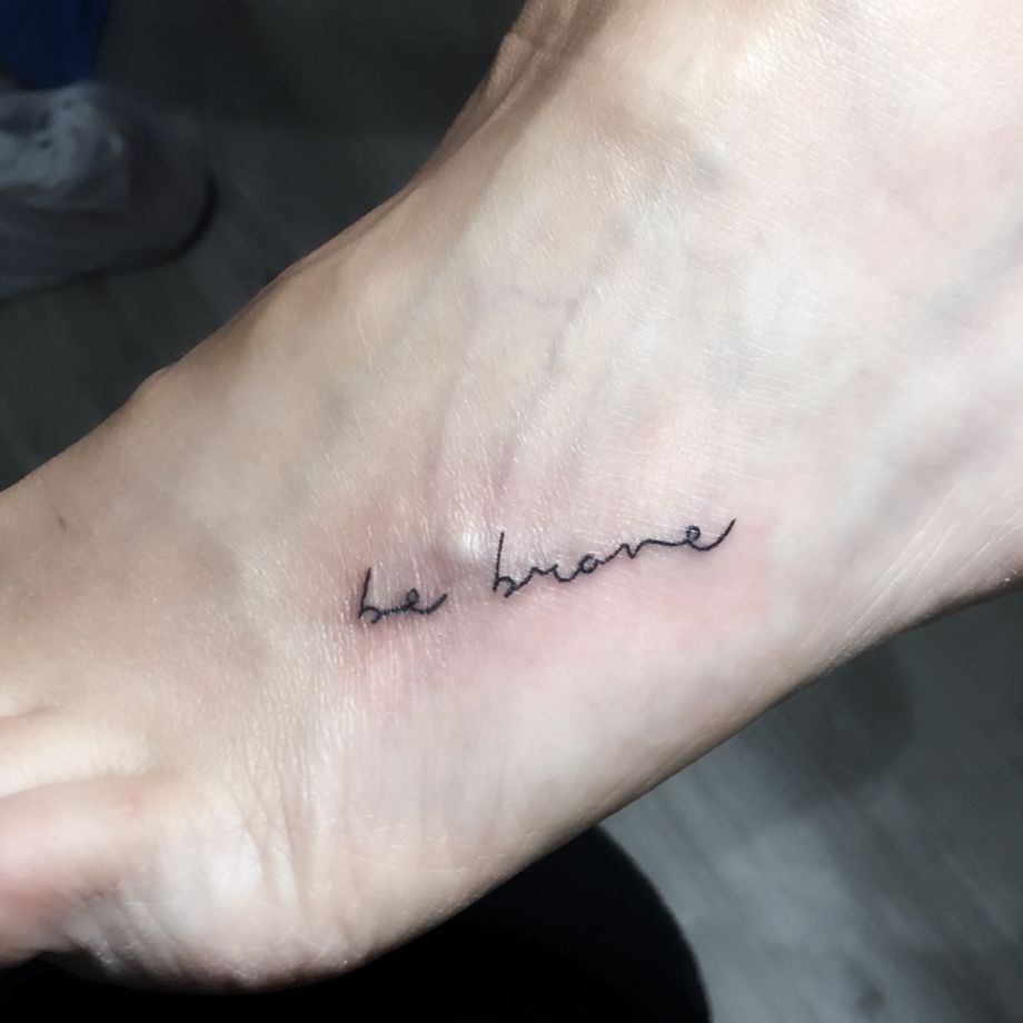 Tatuaje lettering de "be brave"