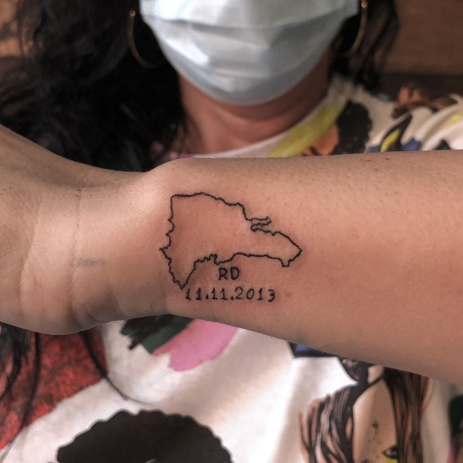 Tatuaje fine line de un mapa con una fecha