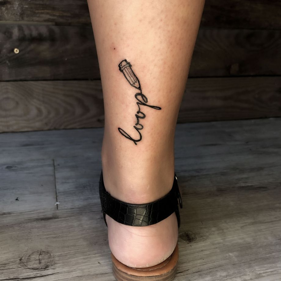 Tatuaje lettering con una ilustración de un lápiz