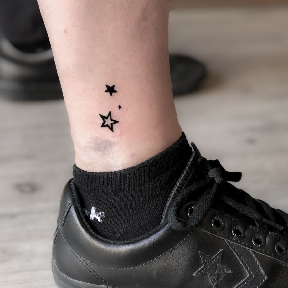 Tatuaje black work de tres estrellas