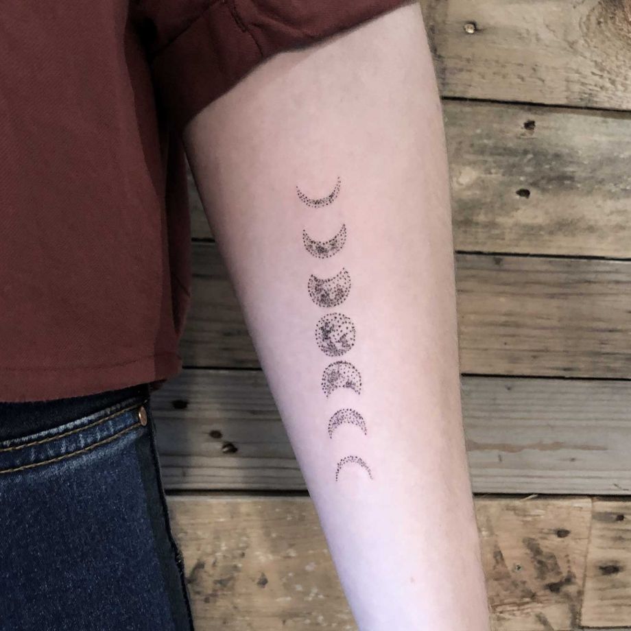 Tatuaje dot work de las fases de la Luna