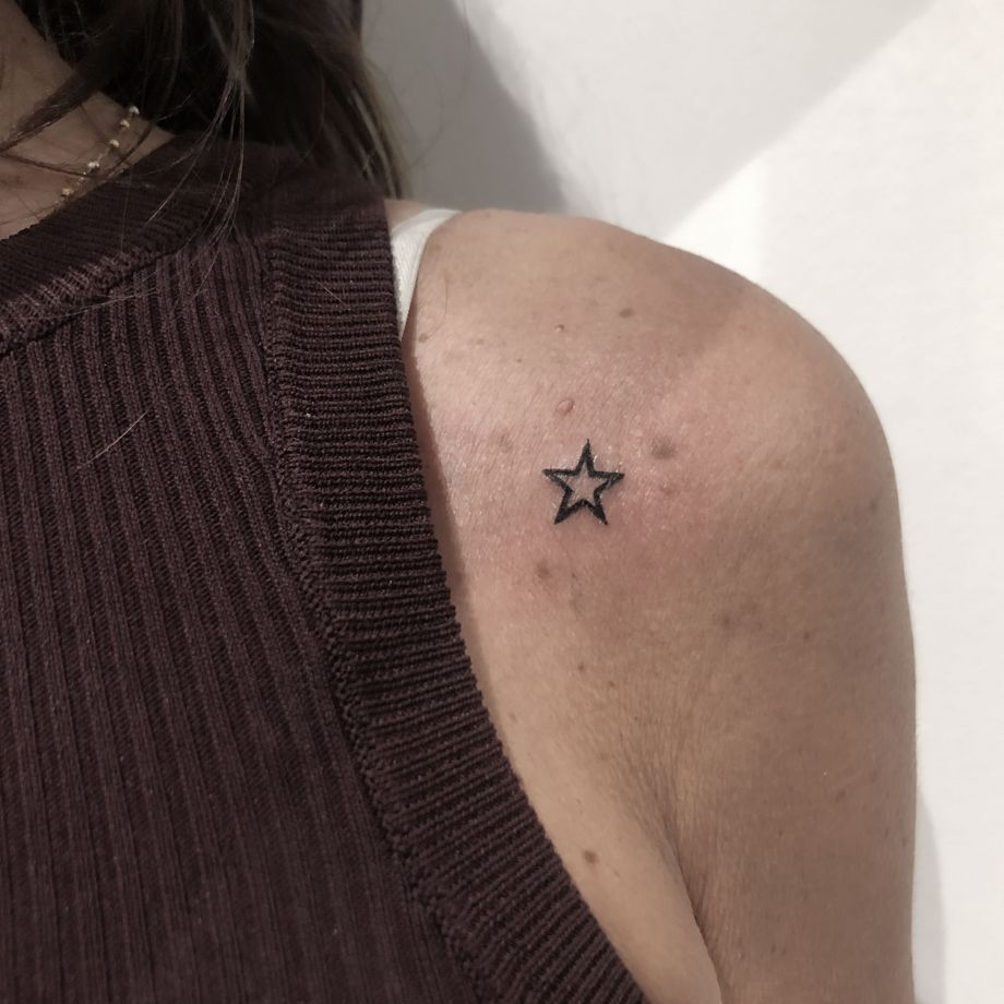 Tatuaje black work de una estrella