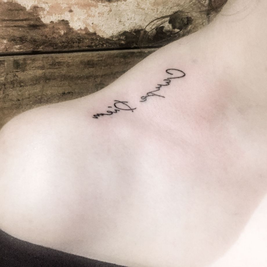 Tatuaje lettering "Carpe Diem"