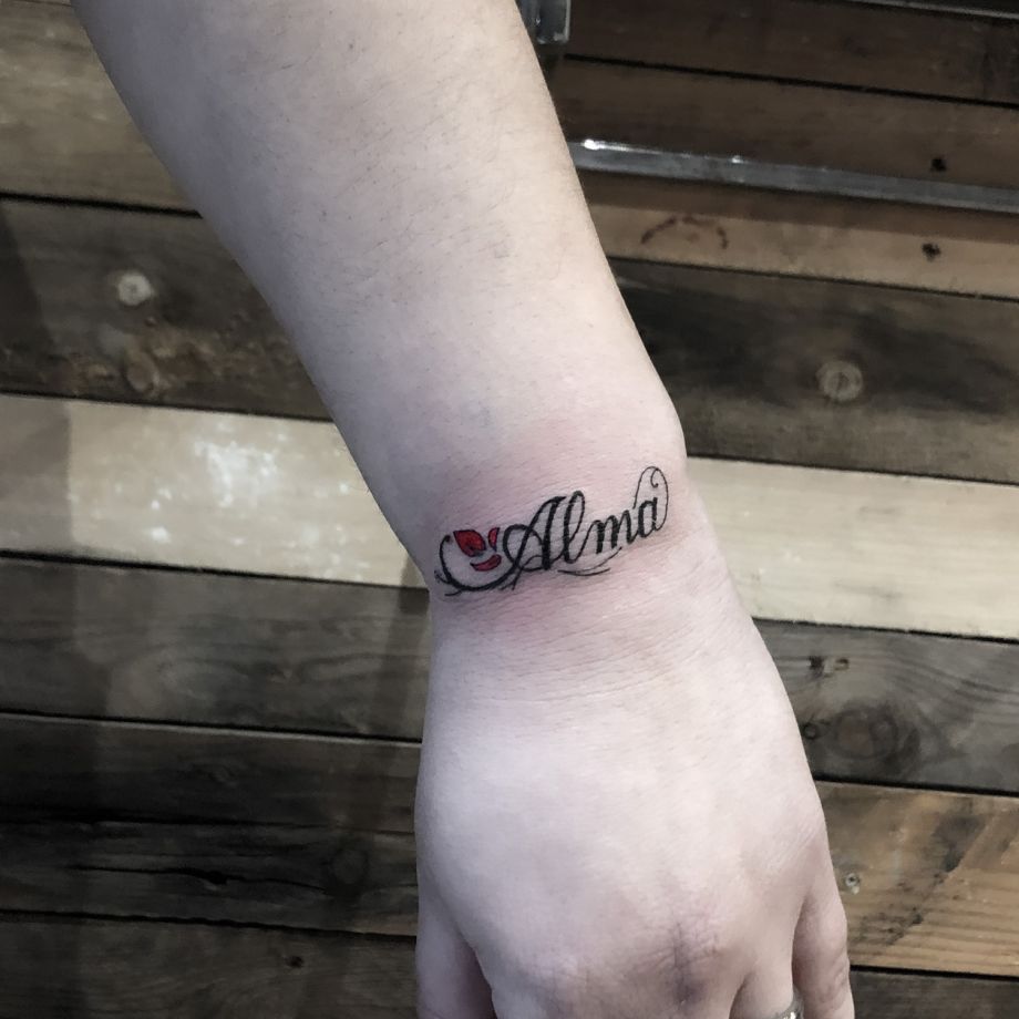 Tatuaje lettering de Alma