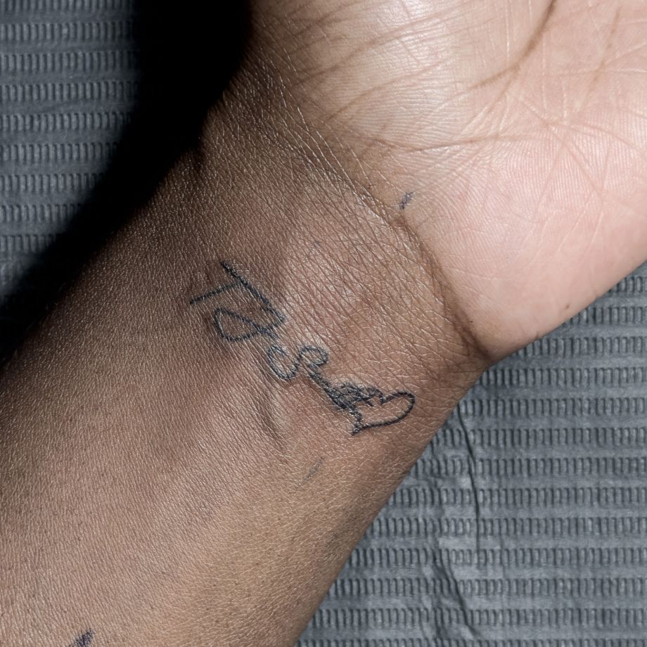 Tatuaje lettering de una firma y un corazón