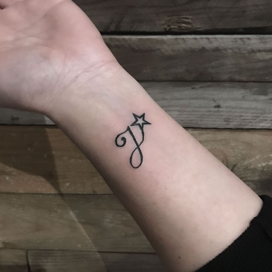 Tatuaje lettering de una J y una estrella