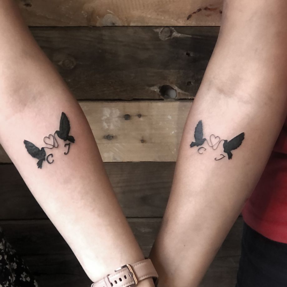 Tatuajes black work de unas palomas