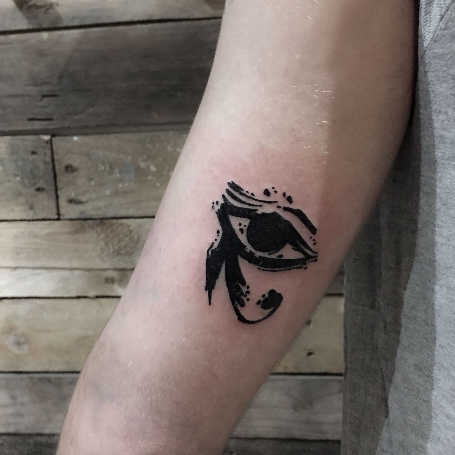 tatuaje blanco y negro silueta