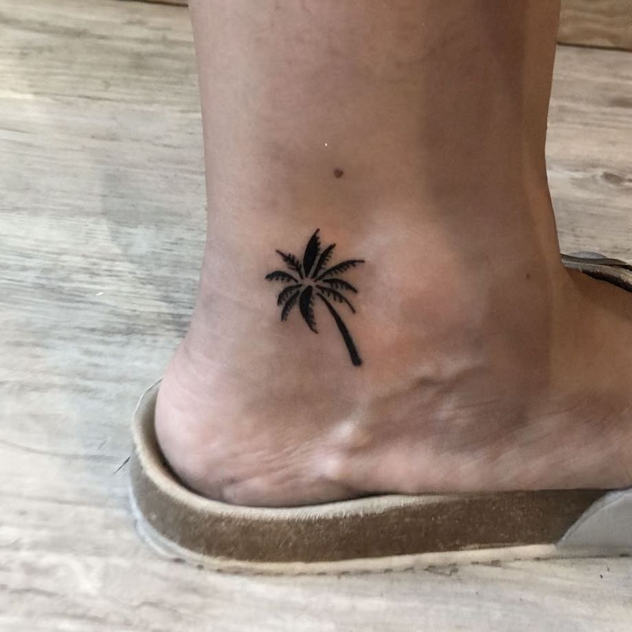 Tatuaje black work de una palmera