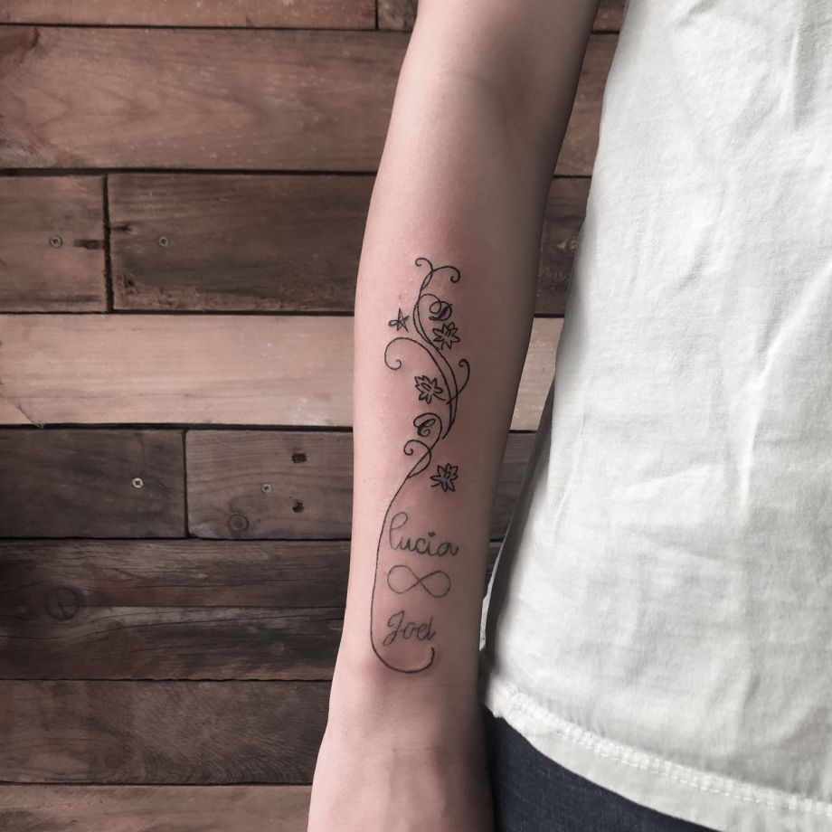 Tatuaje fine line de unas ramas con flores