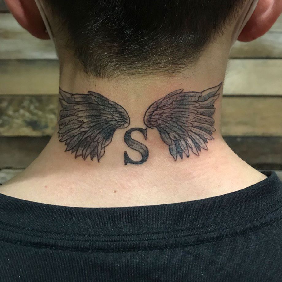 Tatuaje black work de unas alas