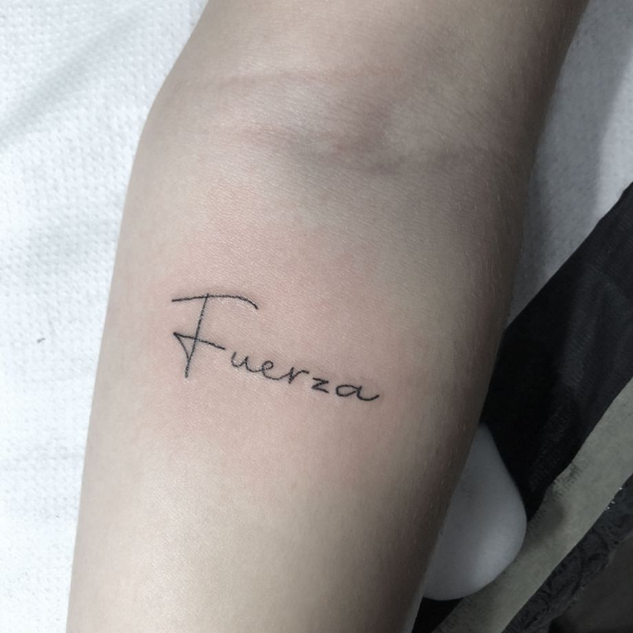 Tatuaje lettering de "fuerza"