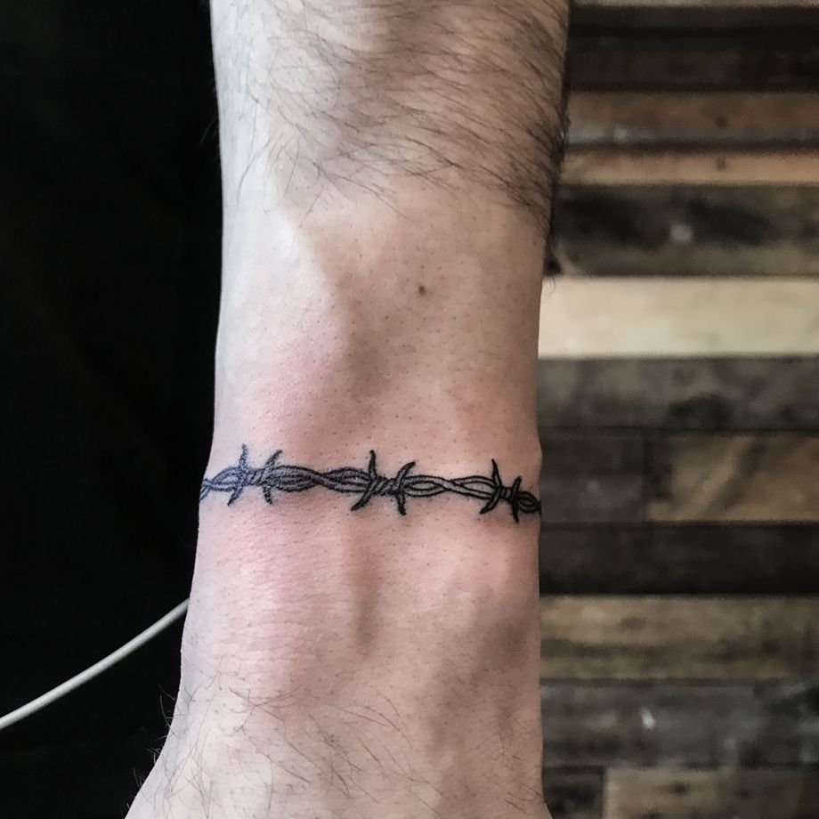 Tatuaje black work de una corona de espinos