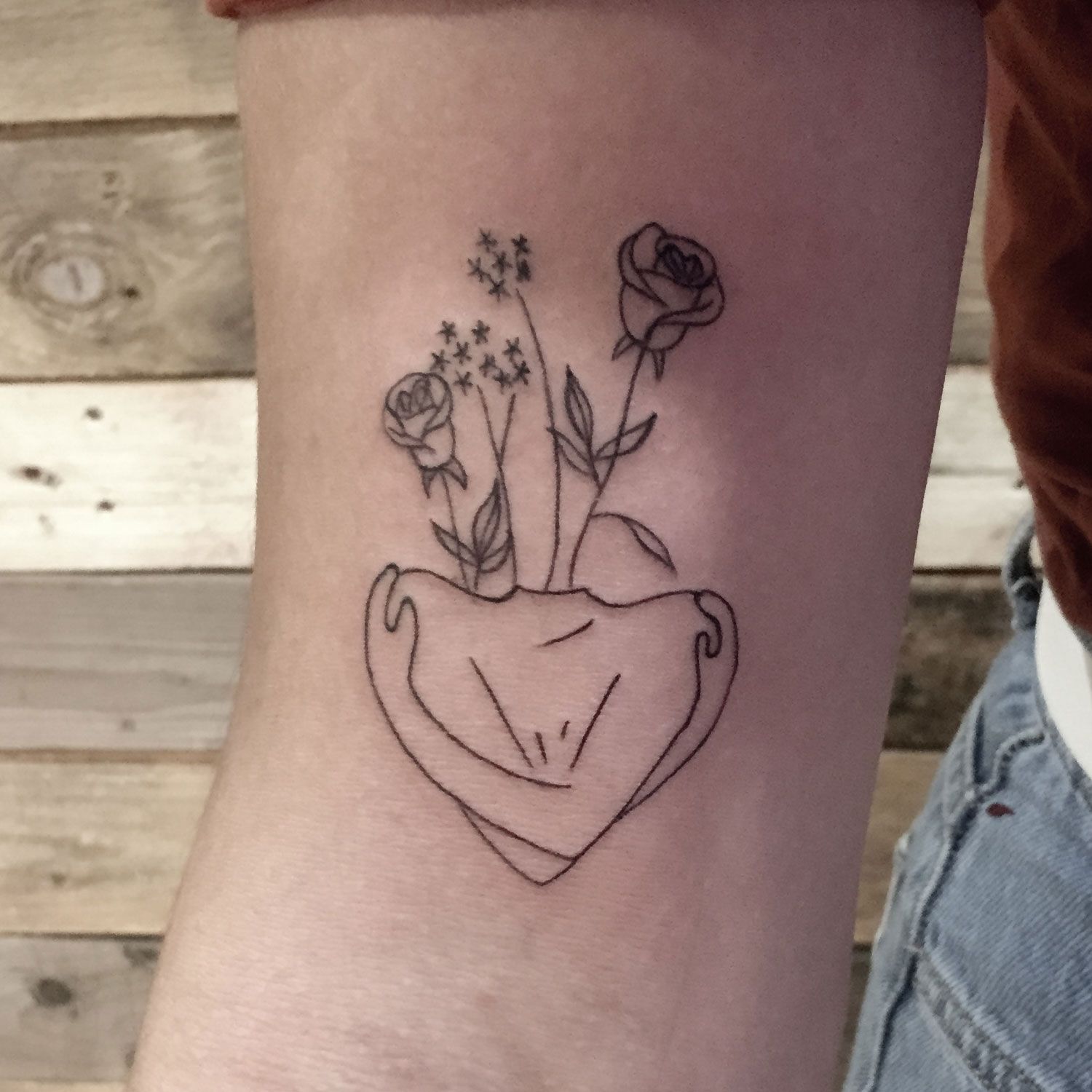 tatuaje blanco y negro corazón y flores