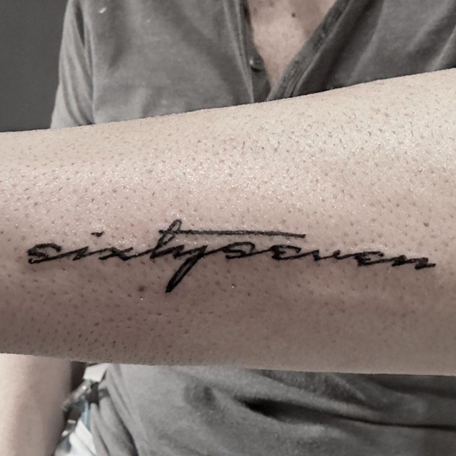 Tatuaje lettering de la palabra "sixtyseven"