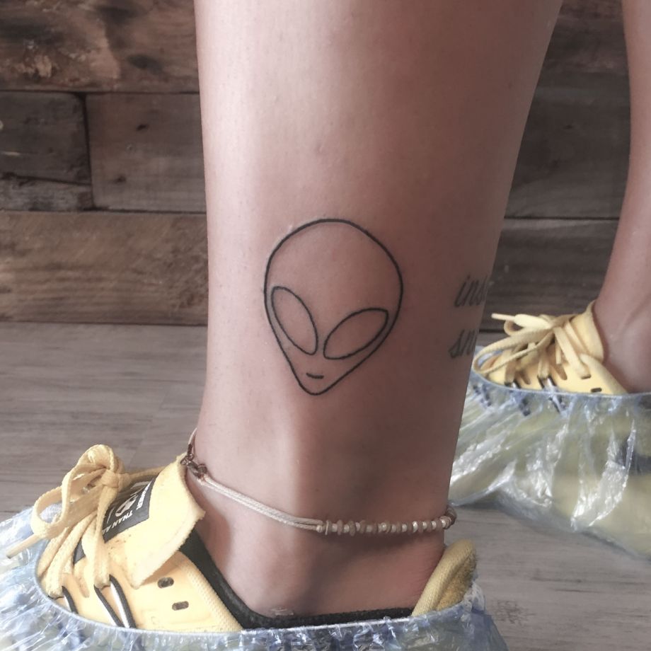 Tatuaje fine line de un extraterrestre