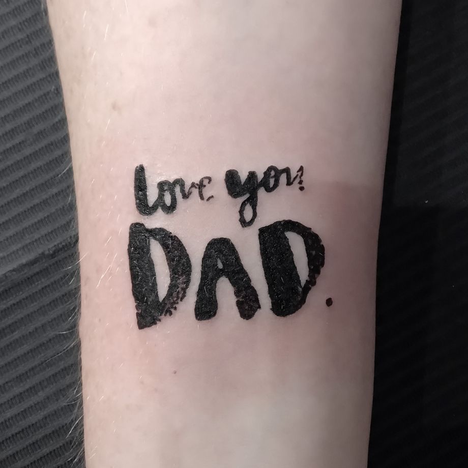 Tatuaje lettering "love you Dad"