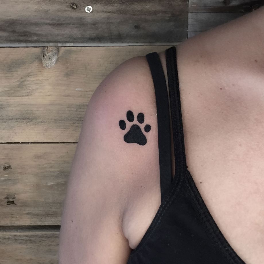 Tatuaje black work de la huella de un perrete