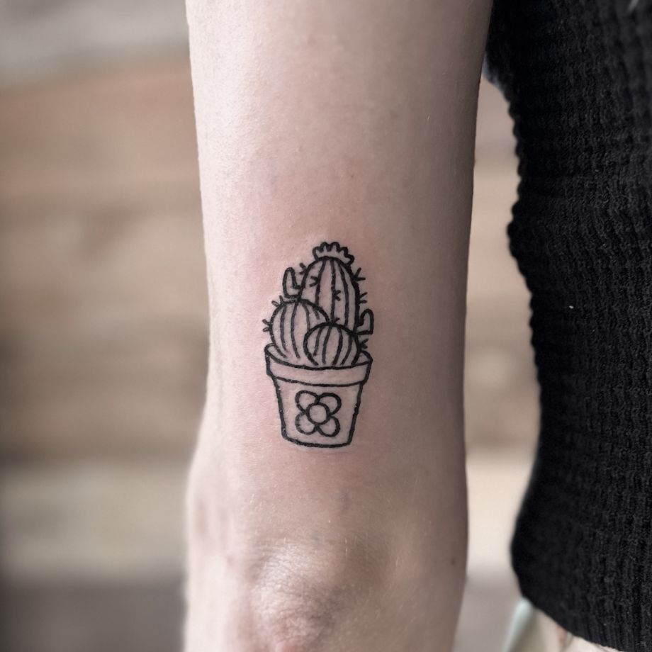 Tatuaje estilo black work de un cactus