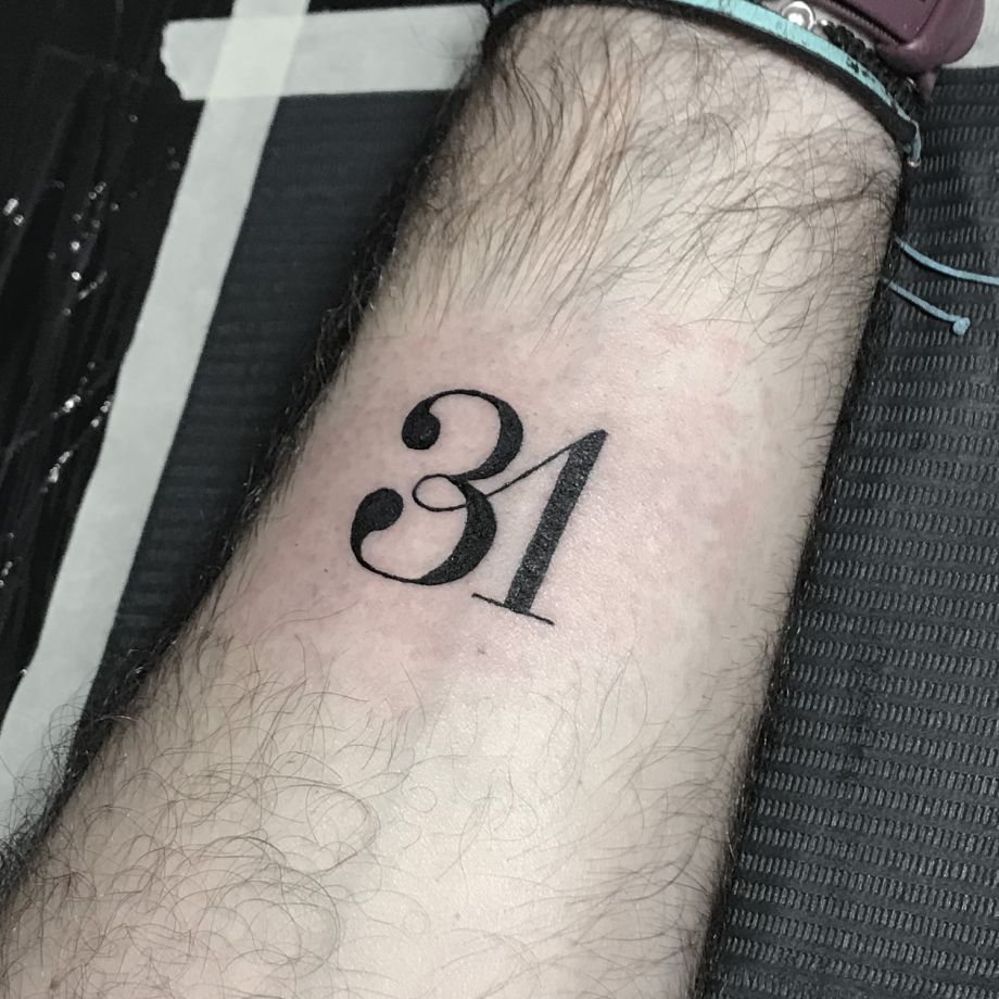 Tatuaje lettering "31"