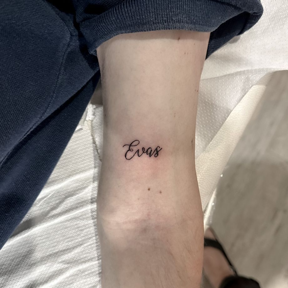 Tatuaje lettering del nombre Evas