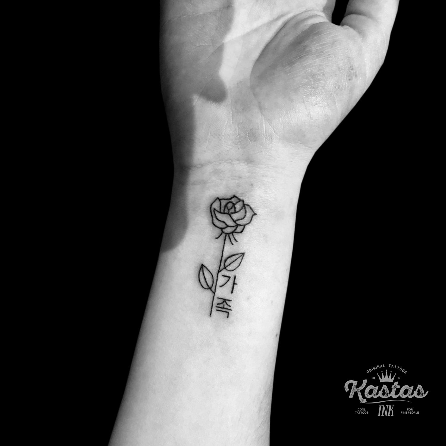 tatuaje black work de una rosa