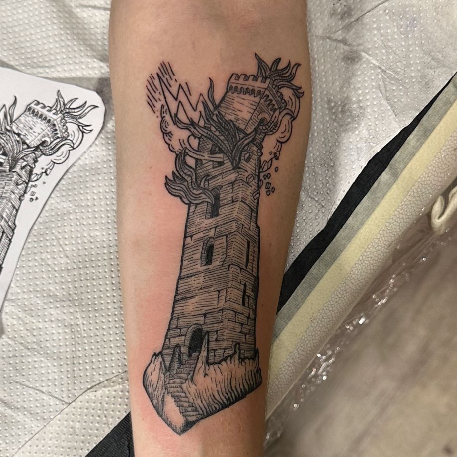 Tatuaje estilo black work grabado de una torre