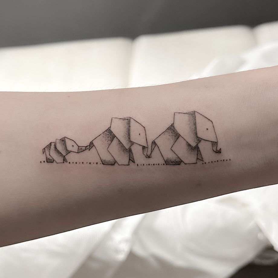 Tatuaje black work de tres elefantes