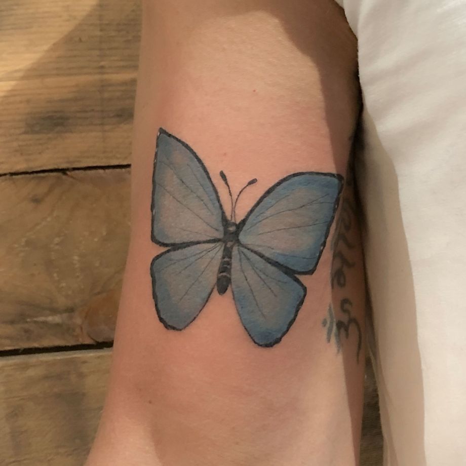 Tatuaje en color de una mariposa