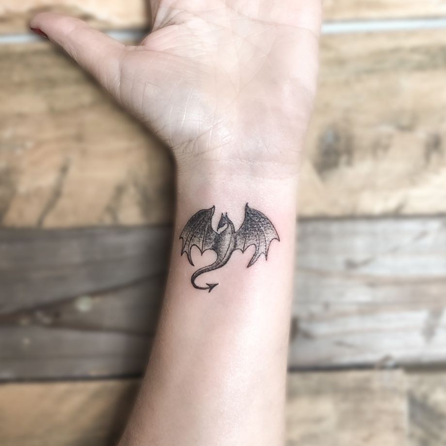 Tatuaje black work de un dragón