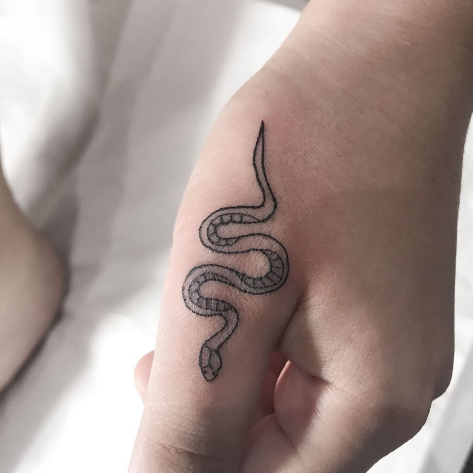 Tatuaje black work de una serpiente