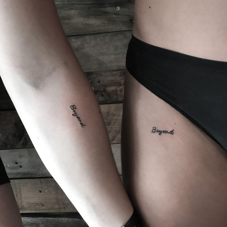 Tatuajes lettering de "Beyong"