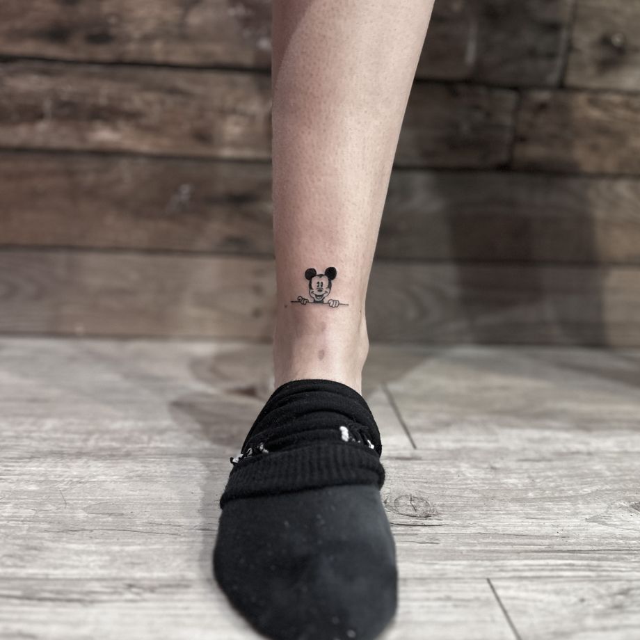 Tatuaje estilo black work de Micky Mouse