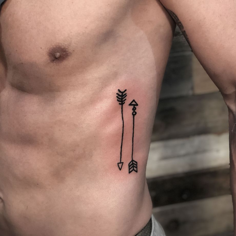 Tatuaje black work de unas flechas étnicas