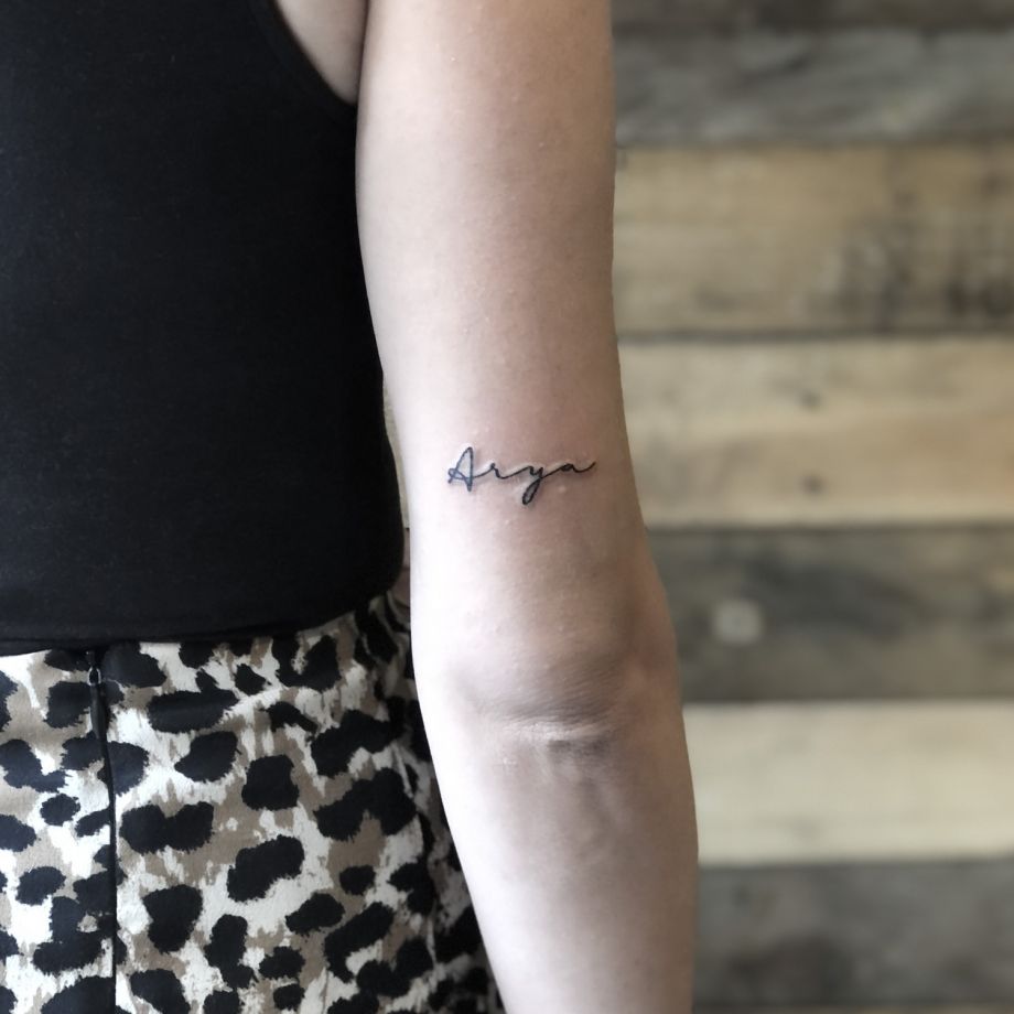 Tatuaje lettering de "Arya"