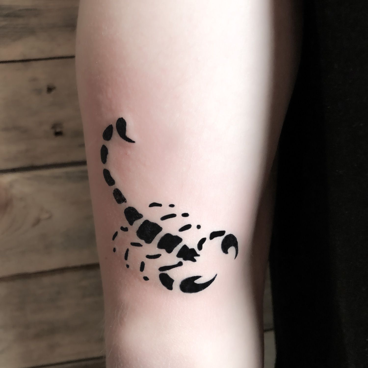 tatuaje blanco y negro escorpión