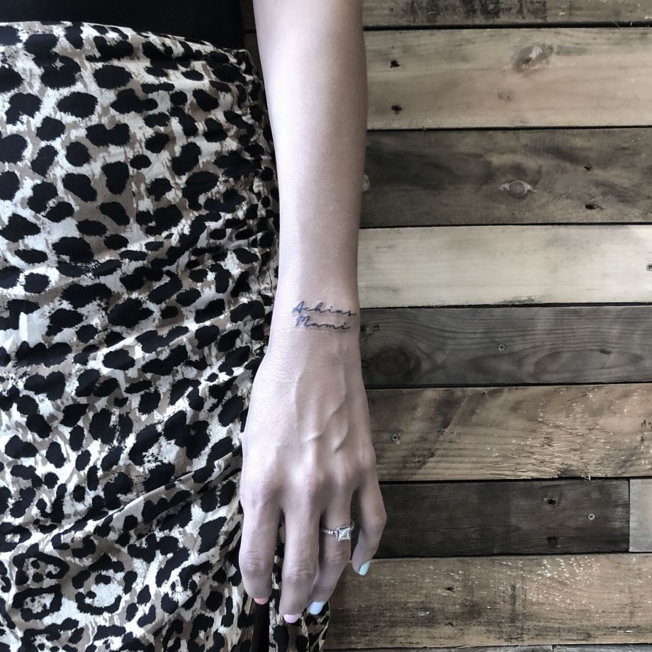 Tatuaje lettering de "Achias Mami"