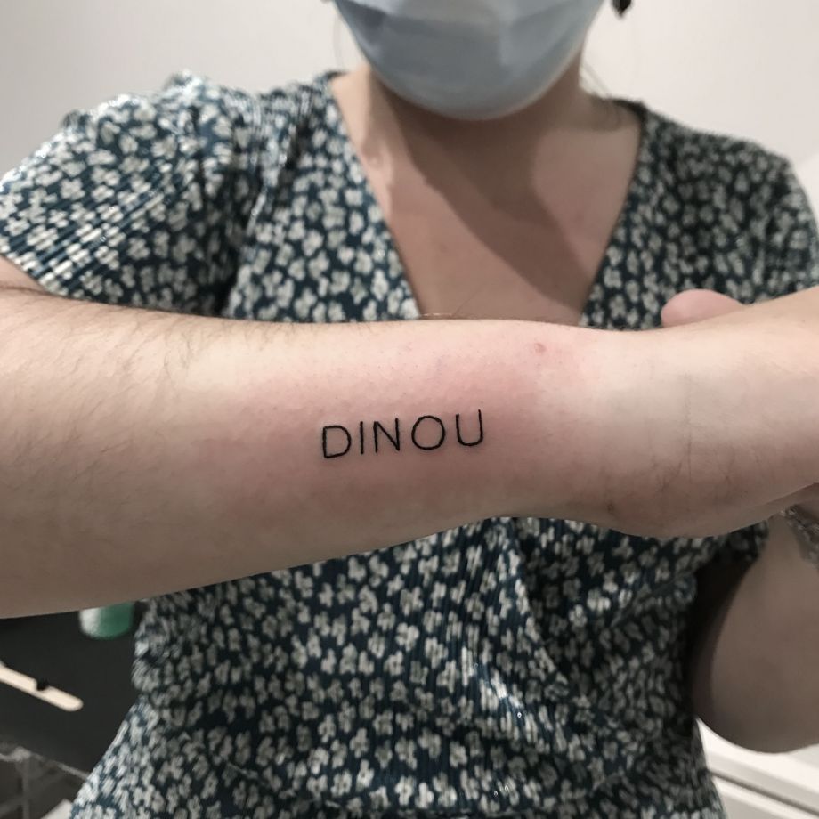 Tatuaje lettering "DINOU"