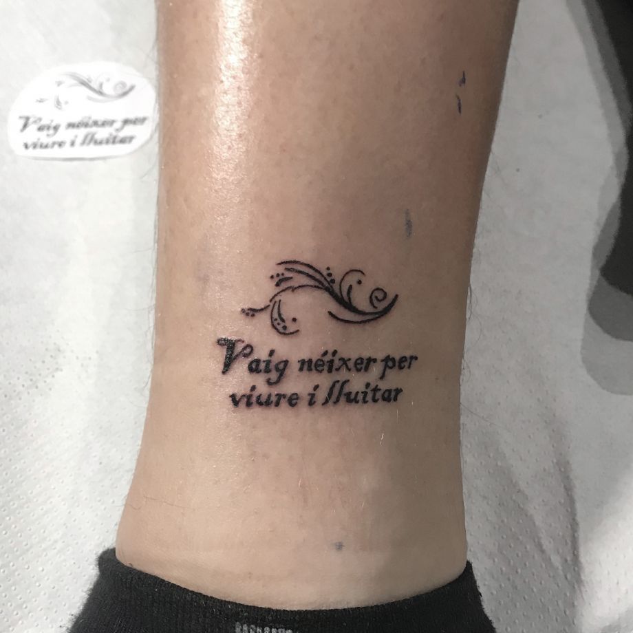Tatuaje lettering de "Vaig néixer per viure i per lluitar"